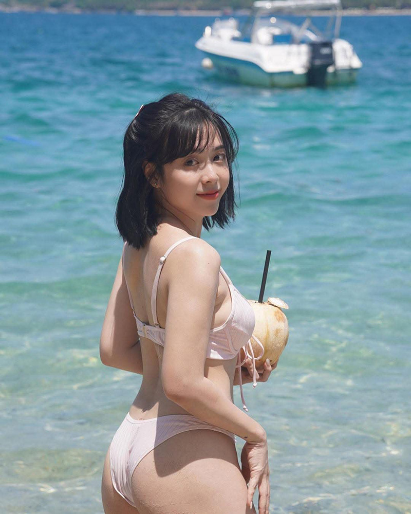 Ảnh hotgirl mặc bikini trắng