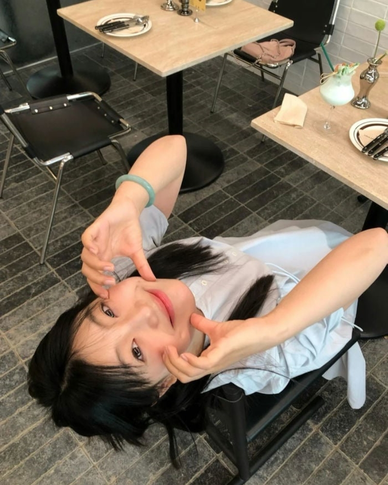 Bức hình gái xinh cute trong quán cà phê