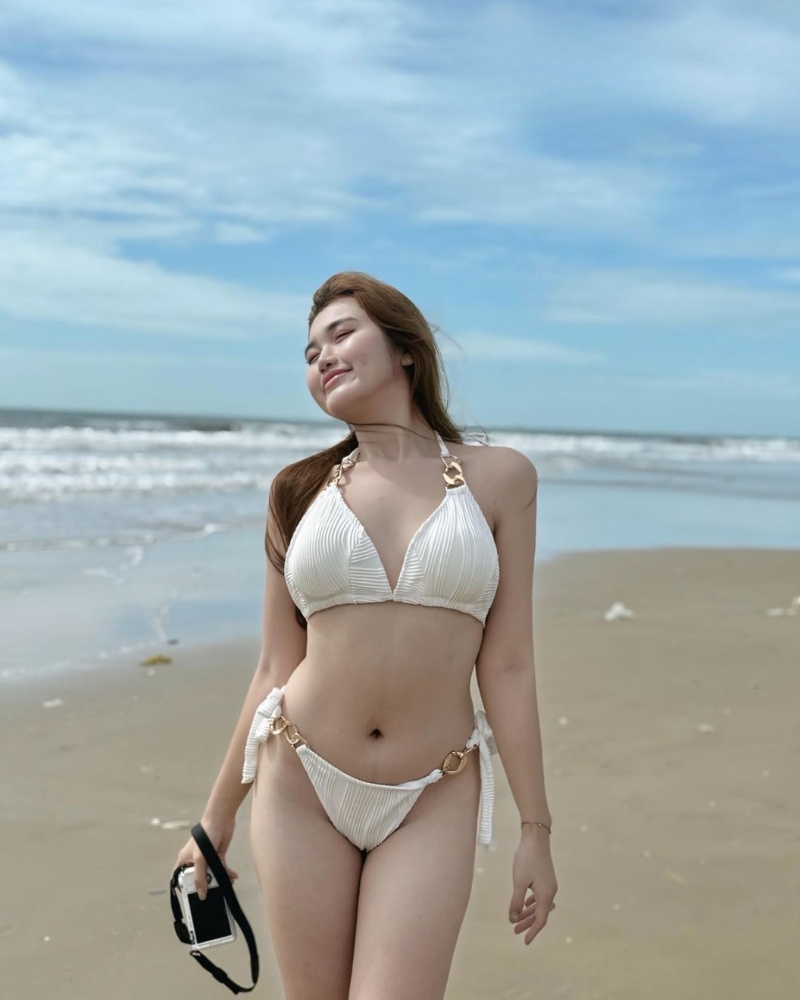 Gái mặc bikini hở