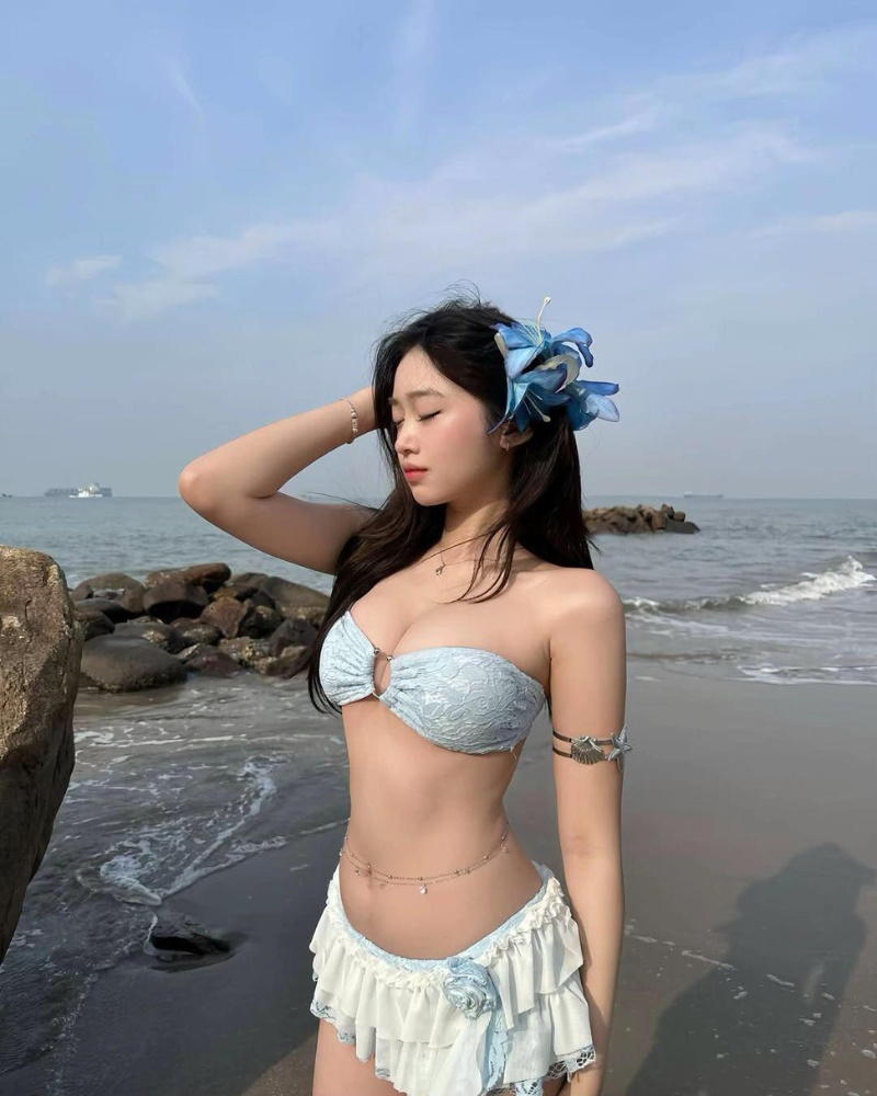 Hình hotgirl mặc bikini đi biển