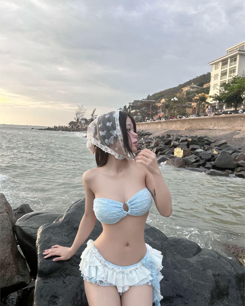 Gái xinh mặc bikini khoe ngực căng tròn