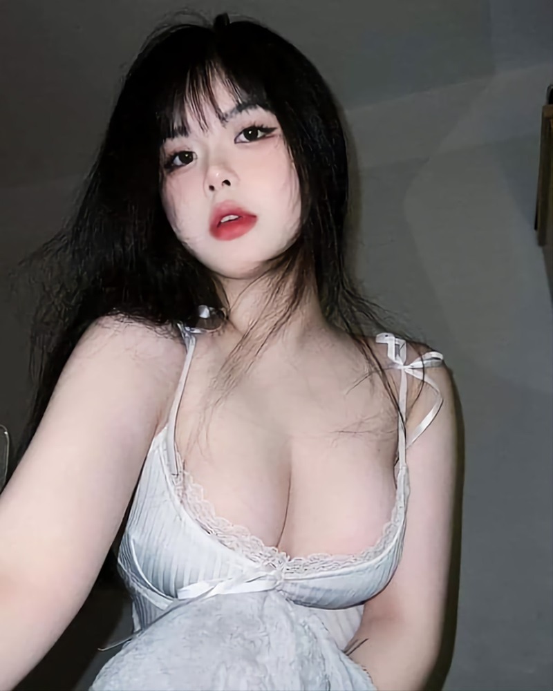 Hình gái xinh khoe ngực