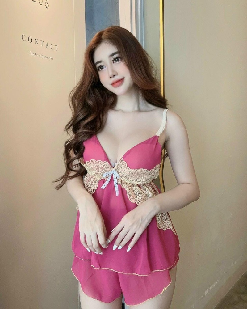 Ảnh gái xinh mặc đồ ngủ khoe ngực khủng
