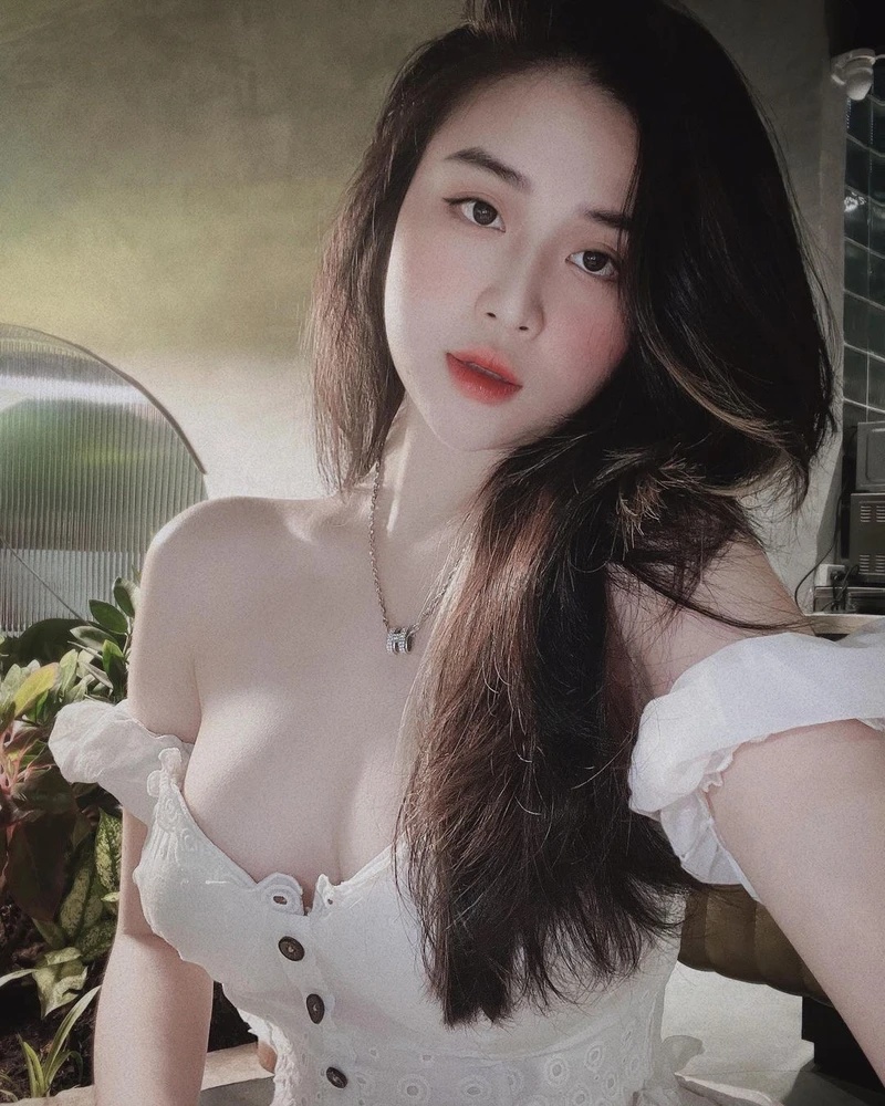 Hình gái xinh vú to