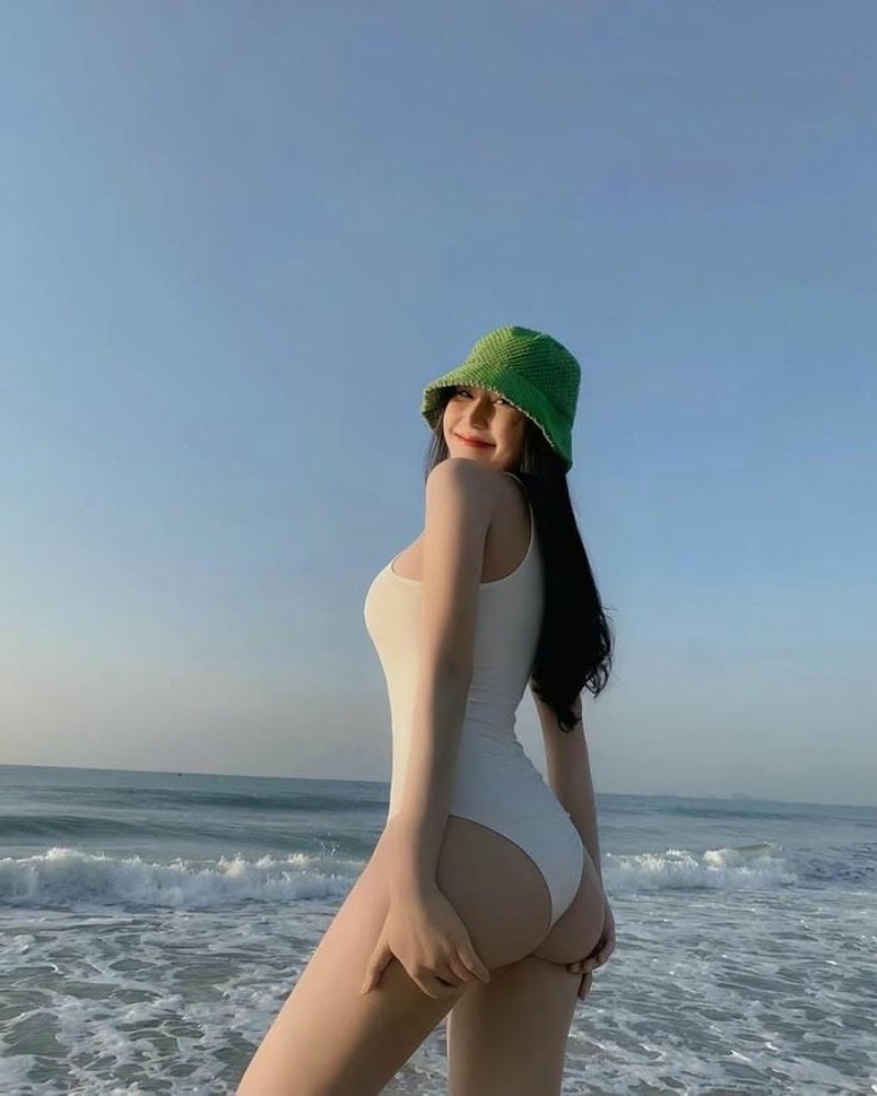 Gái xinh khoe mông to khi đi biển